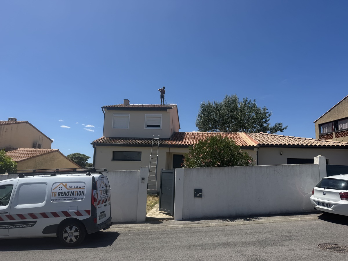 Chantier TB Rénovation pour le nettoyage et l’entretien d’un toit à Poussan