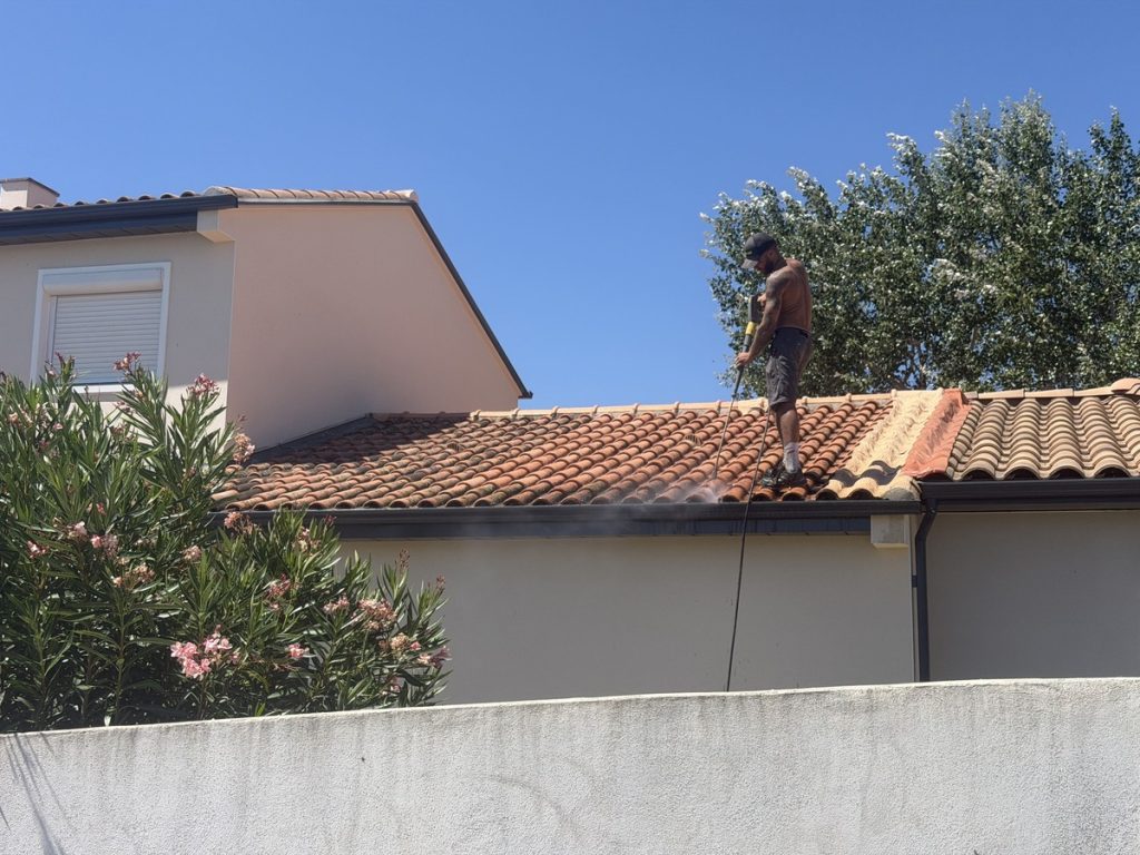 Nettoyage à la vapeur d’une toiture en tuiles par un couvreur à Poussan