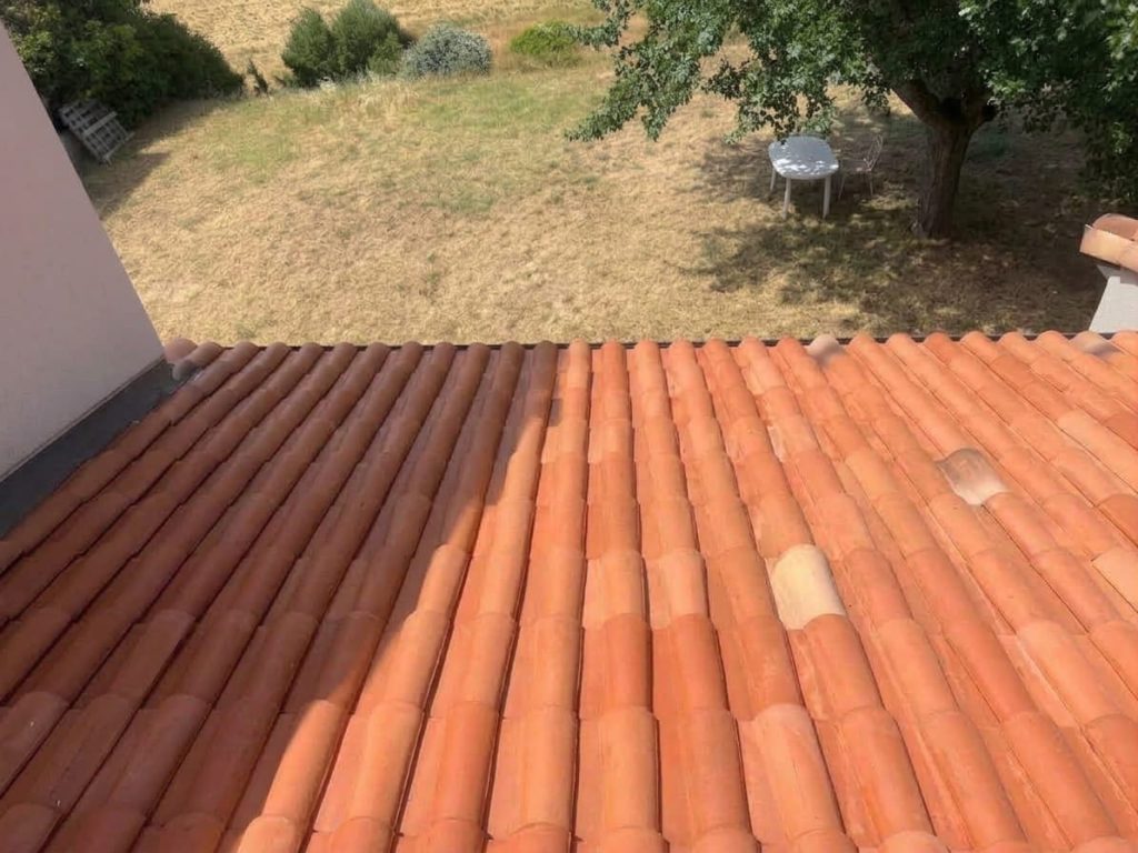 Toiture en tuiles après nettoyage vapeur et traitement hydrofuge à Poussan